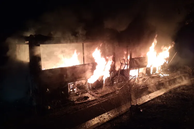Un autobuz a luat foc azi-noapte în Cluj. Incendiul s-a extins rapid și vehiculul a fost distrus în întregime. Doi oameni au fost la un pas să ardă de vii