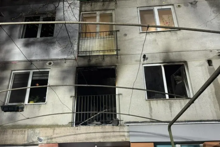 Incendiu într-un bloc de pe strada Albac din Cluj. Mai multe persoane, evacuate. Pompierii nu au găsit deocamdată sursa incendiului