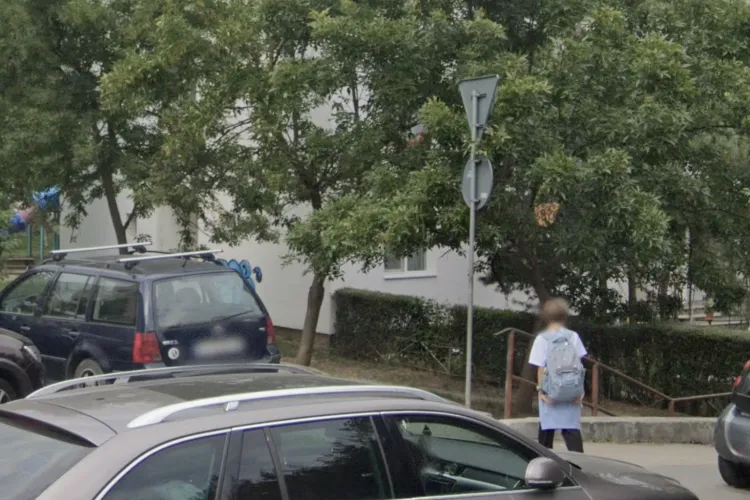 Clujenii de pe Aleea Retezat, sătui de mașinile parcate pe trotuar! Cer stâlpișori de urgență pentru ca tortuarul să fie din nou circulabil