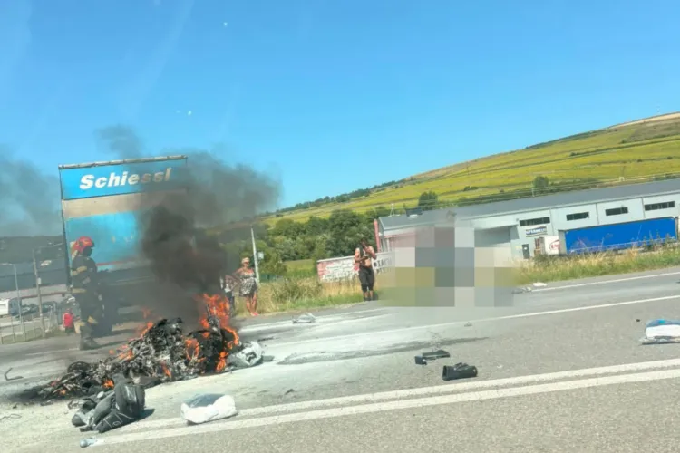 Accident grav în Cluj! Un motociclist este în stare critică după ce s-a izbit de un autocamion, motocicleta a fost cuprinsă de flăcări FOTO