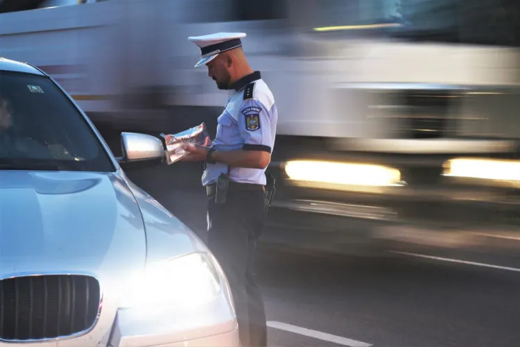 Șoferii care nu își plătesc amenzile NU mai rămân fără permisul de conducere. Legea dată de Guvernul Bolojan, suspendată