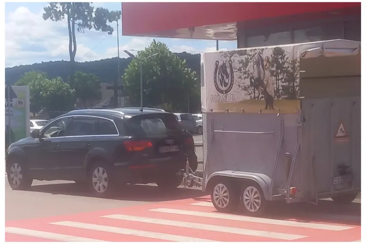 A ignorat orice regulă! Un șofer a blocat trecerea de pietoni cu mașina, în plină zi, la Cluj-Napoca
