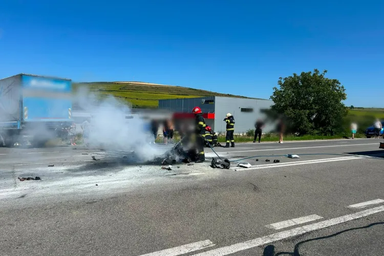 Trafic blocat pe ambele sensuri în Vâlcele, Cluj, după un accident grav. Un motociclist nu prezintă semne vitatle. Este resuscitat. Motocicleta a luat foc