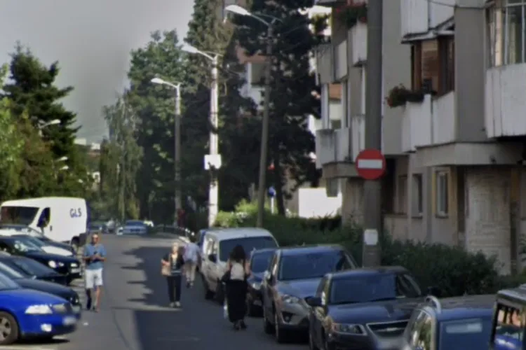 Haos pe trotuar în Cluj-Napoca: Mașinile parcate pe trotuar blochează mașina de gunoi: „Vă rugăm să montați stâlpișori său să luați ceva măsuri”