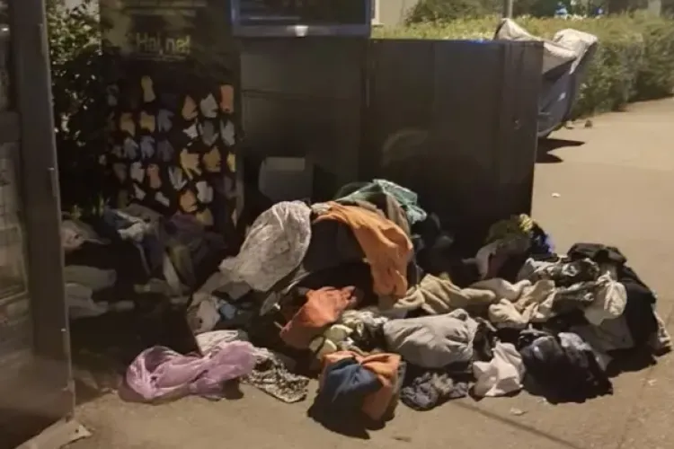 Se repetă la nesfârșit! Haine împrăștiate pe trotuar după un nou act de vandalism în Cluj-Napoca: „Aveți camere, verificați-le!”