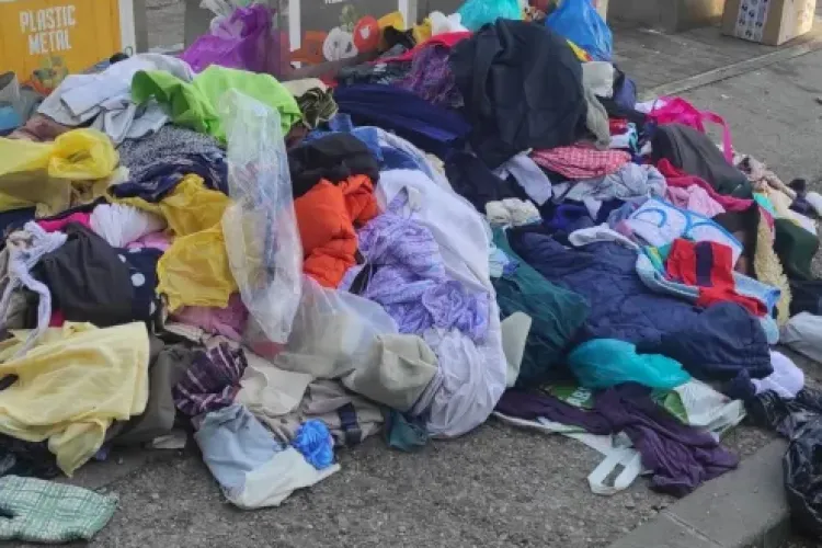 Clujenii cer mutarea unui container pentru haine de pe Calea Dorobanților din Cluj-Napoca: „Este vandalizat zilnic și creează o imagine dezolantă”