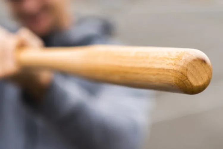 Bătaie ca-n filme pe străzile dintr-o localitate clujeană. Doi „pensionari” au bătut cu neoane și bâte un alt bărbat din comună