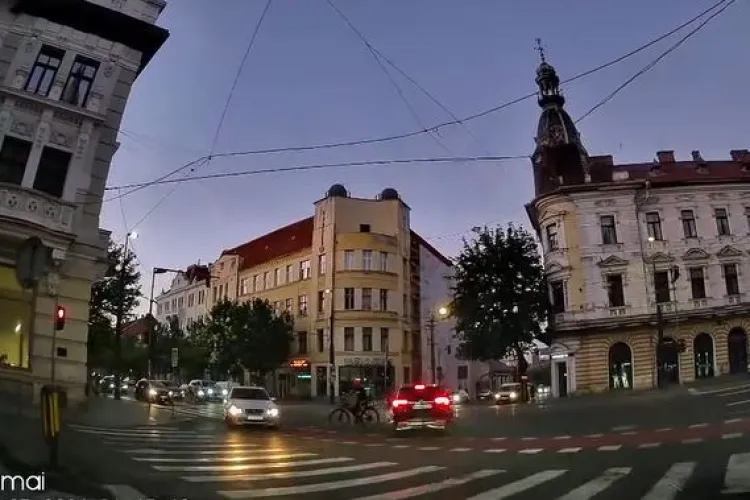 VIDEO Biciclist „kamikaze” intră pe roșu într-o intersecție circulată din centrul Cluj-Napoca. A lovit o mașină care circula regulamentar