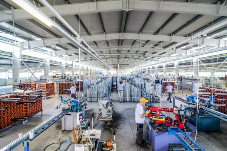 Creștere rapidă a prețurilor la energie pentru companiile care fac producție. De ce e asta o veste proastă pentru noi toți