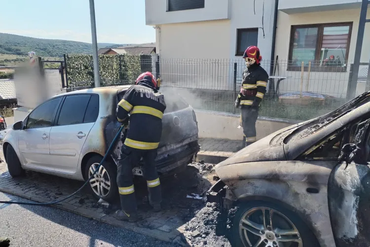 Două mașini au luat foc pe o stradă din Baciu. Pompierii au intervenit de urgență. Cauza: O defecțiune electrică!