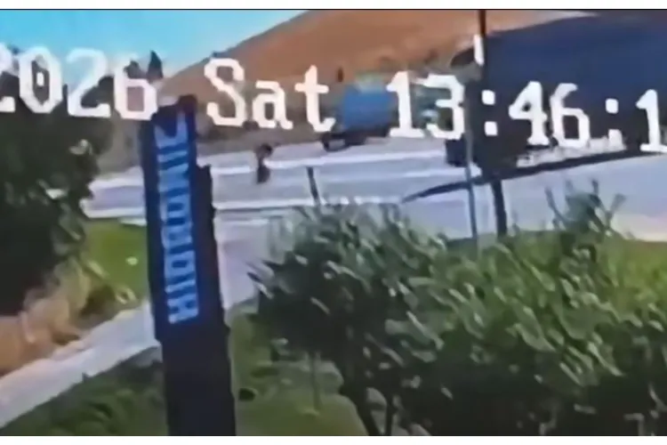 VIDEO. ACCIDENTUL fatal din Vâlcele, filmat LIVE. Momentul în care motociclistul implicat în accidentul intră în TIR. Imagini greu de privit