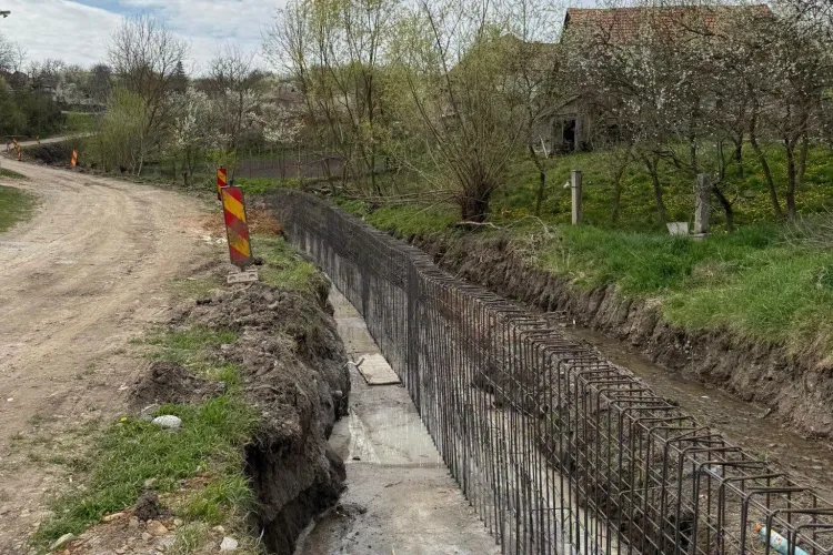 Lucrările avansează pe acest șantier dintr-o comună din Cluj! Modernizarea infrastructurii rutiere intră într-o nouă etapă