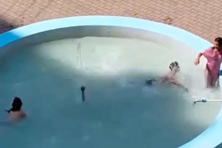 VIDEO. O fântână arteziană din Cluj-Napoca, transformată în Aqua Park. Copiii s-au distrat pe cinste într-o zi toridă