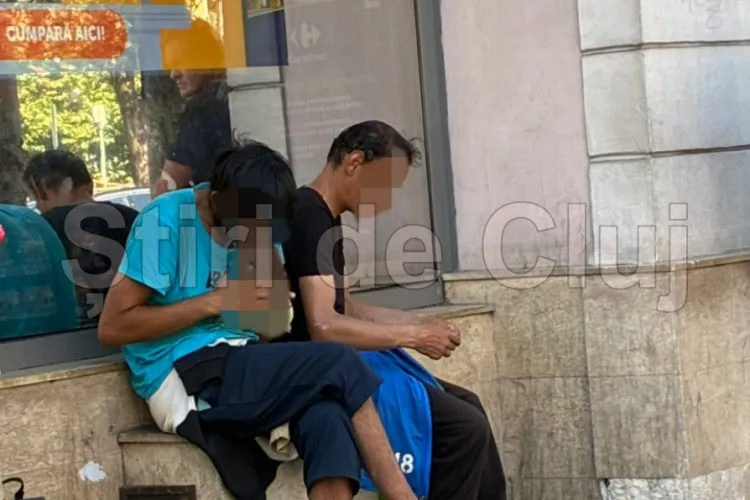 Imagini care dor: Doi clujeni, surprinși consumând substanțe în urmă cu puțin timp în statia de autobuz de la Teatrul Național din Cluj-Napoca