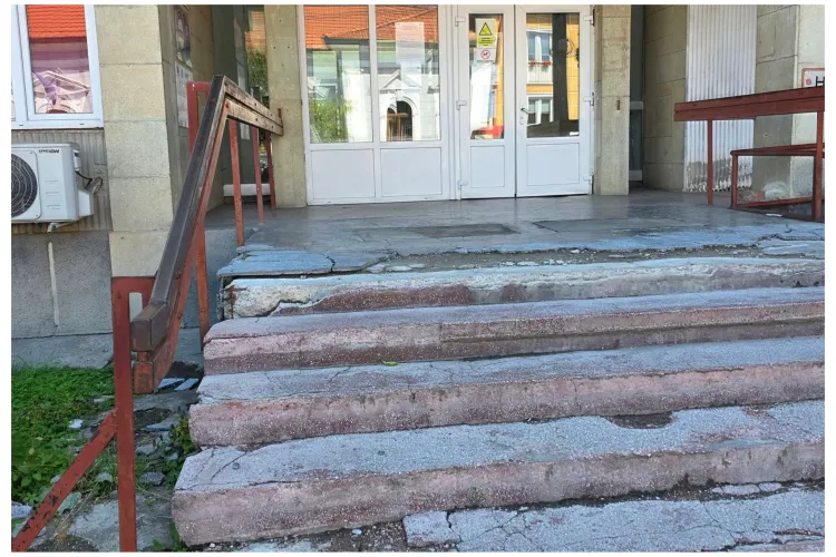 Rușinos! Intrarea într-o policlinică din Cluj este plină de crăpături și degradări: „Probă de rezistență înainte de a intra la doctor”