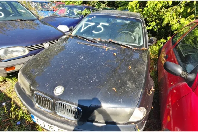 Zeci de mașini abonadonate și scutere scose la vânzare de Primăria Cluj la prețuri infime. Un BMW costă 50 de lei