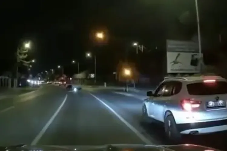 VIDEO. A ieșit cu motocicleta direct în fața ambulanței, deși avea STOP. Manevra șoferului i-a salvat viața