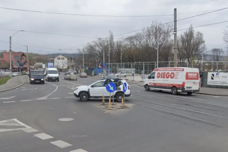 Intersecția „blestemată” din Cluj-Napoca: Șoferii se ceartă zilnic la un giratoriu din cauza unor benzi marcate greșit, iar accidentele se țin lanț