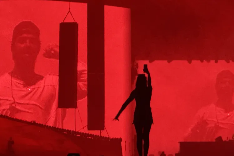 VIDEO. Momentul care a furat privirile la UNTOLD în timul concertului The Chainsmokers! O tânără a petrecut la „înălțime”: Arena a fost plină