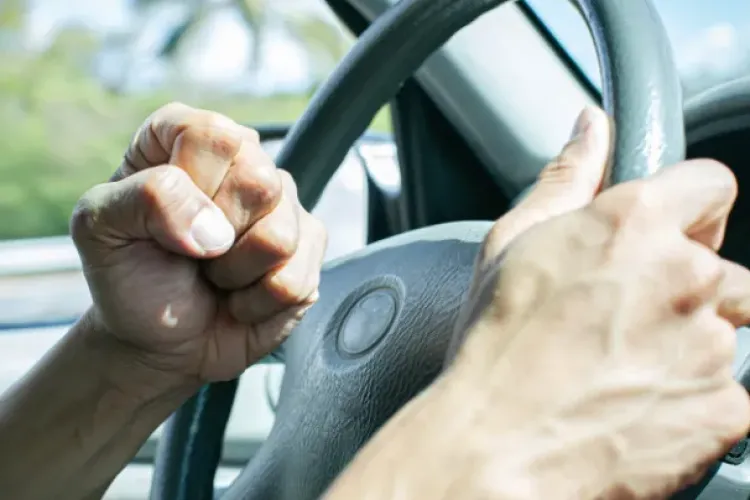 Pericol într-un sens giratoriu din Cluj-Napoca! Clujenii cer limitatoare de viteză: „Era să fiu lovit de mai multe ori”