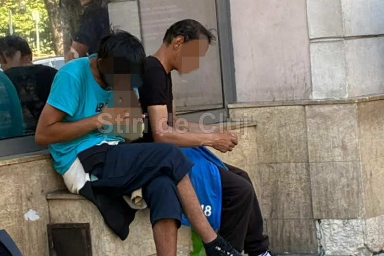 Imagini care dor: Doi clujeni, surprinși consumând substanțe în urmă cu puțin timp în statia de autobuz de la Teatrul Național din Cluj-Napoca