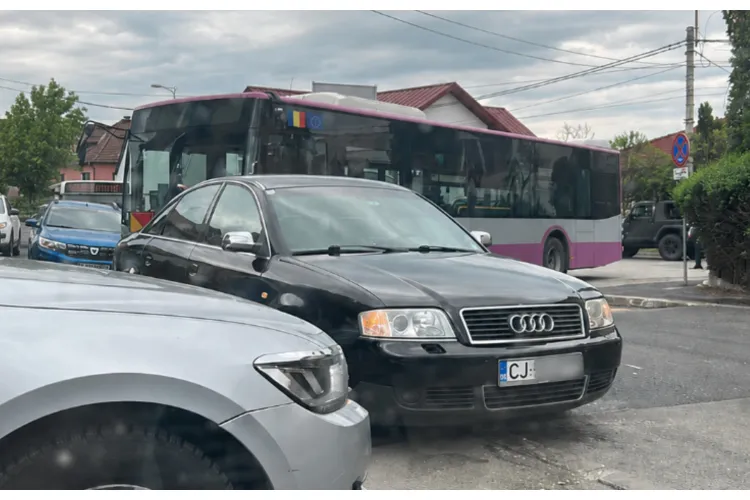 Alarmă în Borhanci! Șoferii gonesc cu viteză pe una dintre cele mai circulate străzi: „Ne este frică să mergem pe trotuar”