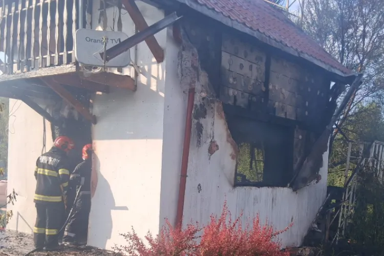 Incendiu în seara asta în Cluj! O cabană a ars. Pompierii au evacuat o butelie pentru a evita o explozie
