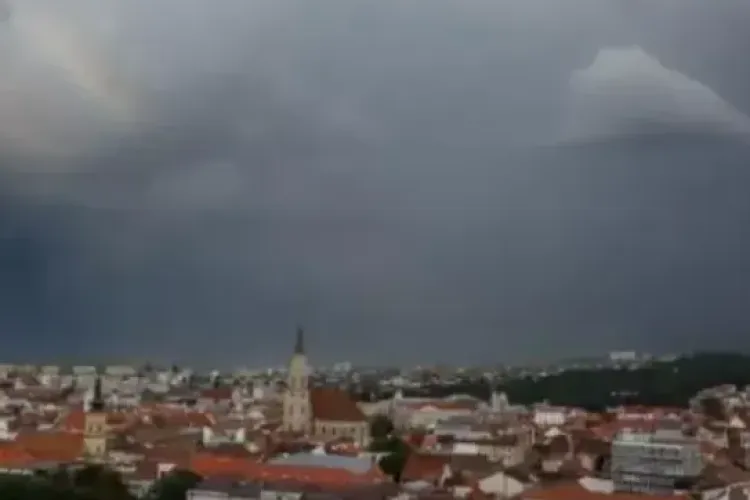 Clujul intră sub amenințarea furtunilor! Meteorologii anunță ploi torențiale, grindină și vânt puternic