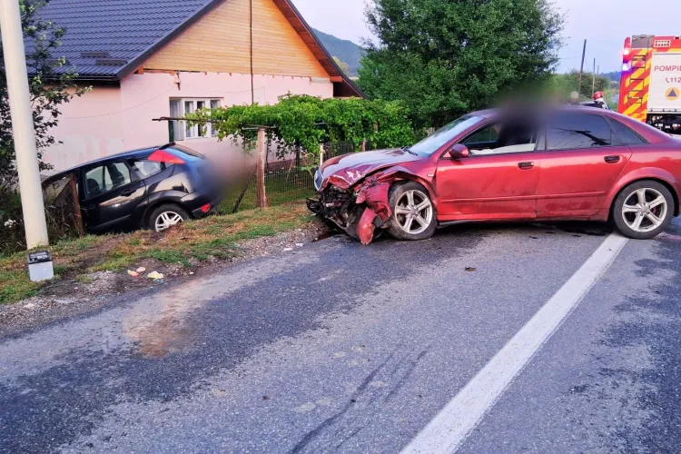 Cum s-a petrecut accidentul grav din Cluj în urma căruia doi tineri au ajuns la spital: Una dintre mașini a ajuns în curtea unei case după impact