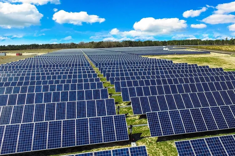 Alertă în energie! APCE cere prosumatorilor cu baterii să „salveze” Sistemul Energetic Național în orele critice de seară: Este vorba de trei ore