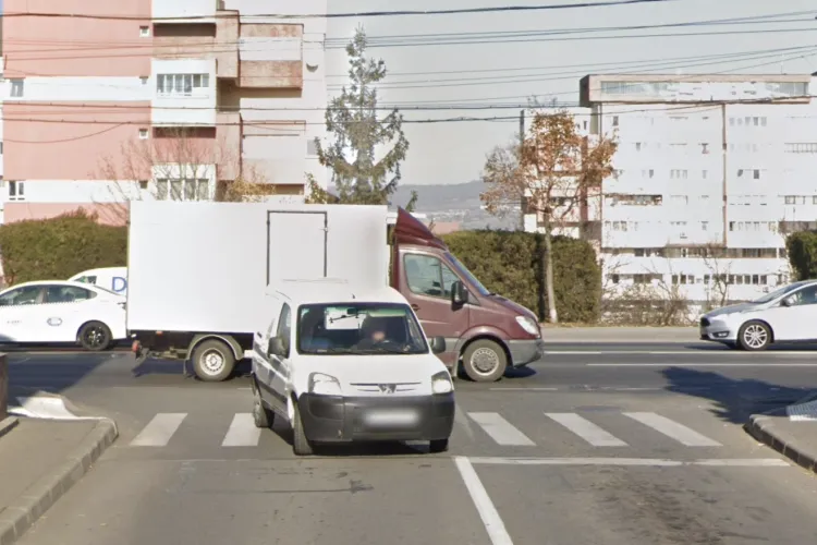 Șoferi nebuni trec pe roșu în viteză peste trecerea de pietoni din Cluj-Napoca: „Este pericol mare ca o mașină să lovească un pieton”