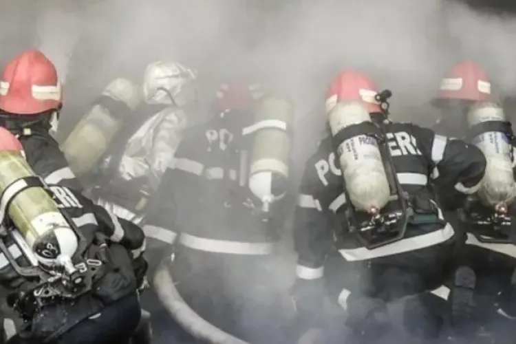 O baterie de mici dimensiuni ar fi provocat incendiul care a umplut un apartament de fum pe strada Albac din Cluj-Napoca