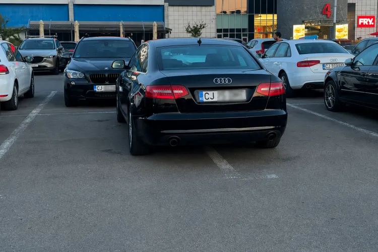 Parcare „de lux” la VIVO Cluj! Un șofer a lăsat mașina pe două locuri și a stârnit revolta celorlalți șoferi