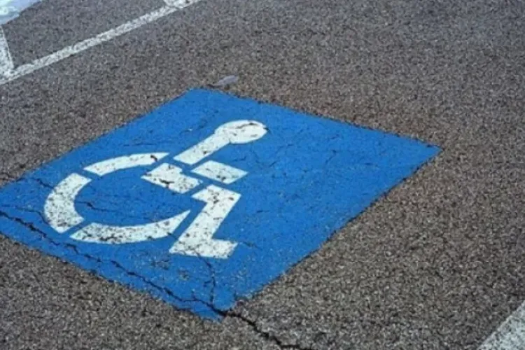 Apel către Primăria Cluj-Napoca: „Amenajați mai multe locuri de parcare pentru persoanele cu dizabilități în centrul orașului!”