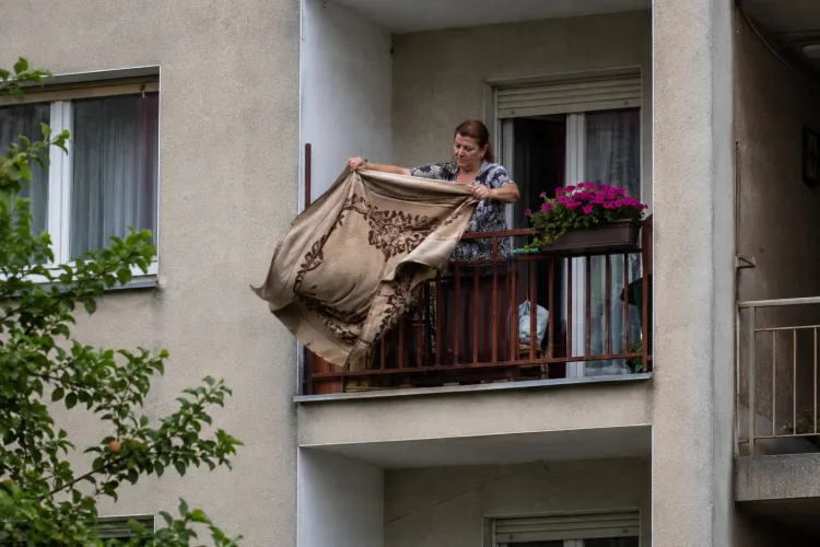Primăria Cluj-Napoca atrage atenția: Scuturarea de la balcon a păturilor, fețelor de masă sau covoarelor este contravenție și se sancționează