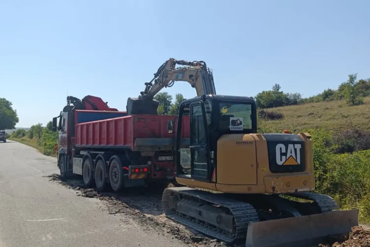 Se lucrează pe un drum județean din Cluj care duce spre Sălaj: Consiliul Județean a intrat cu utilajele pe DJ 108N, iar șoferii trebuie să circule cu grijă