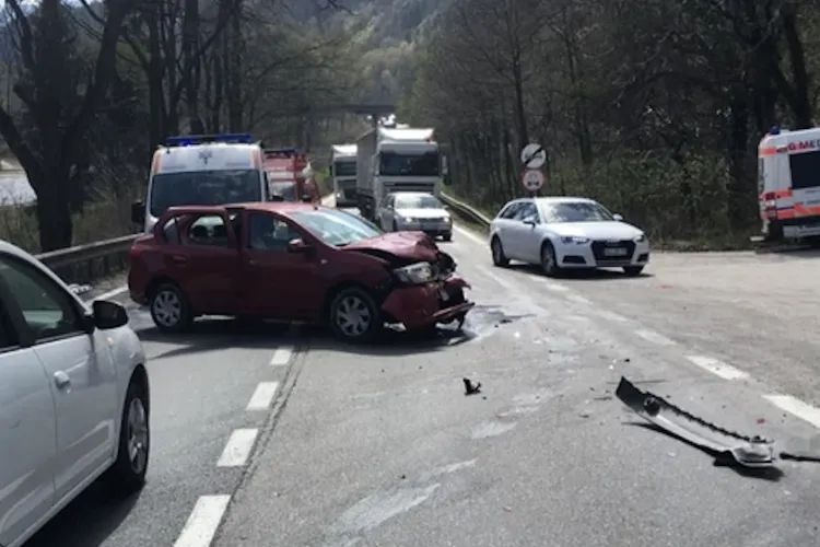 Accidentu grav în Cluj! Un ansamblu de vehicule a intrat în plin într-o mașină: Un bărbat de 31 de ani a ajuns la spital