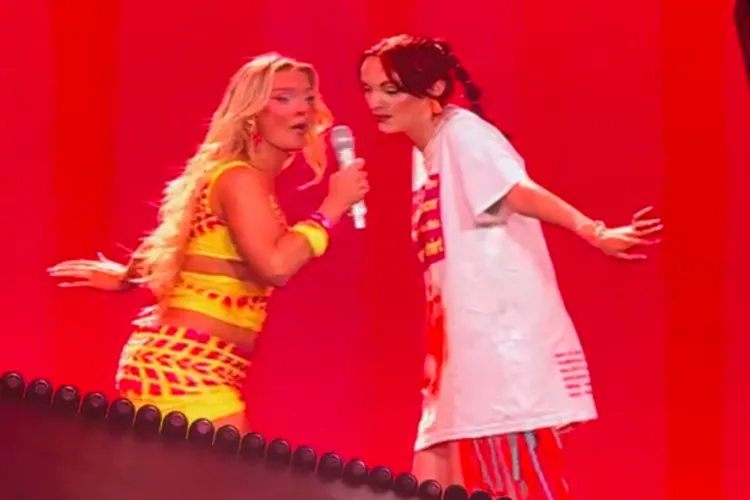 VIDEO. Moment de vis pentru o fană Zara Larsson la UNTOLD 2026. Vedeta a chemat-o pe scenă să danseze alături de ea și i-a oferit un tricou semnat de ea