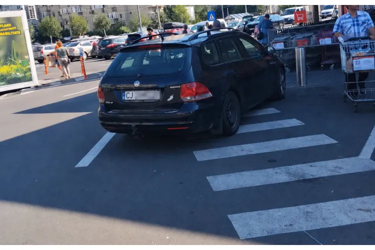 Parcare de „barosan” în Cluj-Napoca! Șofer surprins cu mașina pe trecerea de pietoni, în fața unui supermarket: „Stă liniștit la țigară și cafea”