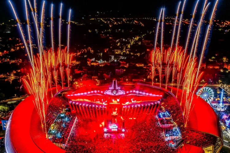 VIDEO. Peste 120.000 de oameni au participat în prima zi la UNTOLD. Sting, The Chainsmokers sau Carl Cox au făcut spectacol