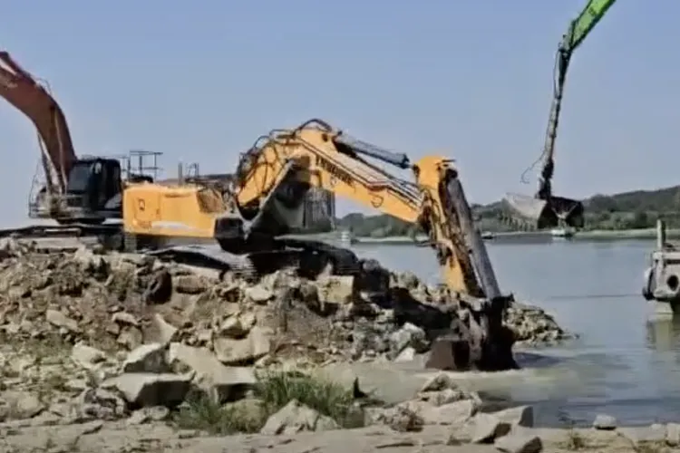 Dunărea a atins un nou record negativ, cu două zile mai devreme: Patru barje sunt scufundate în fluviu, iar centrala de la Cernavodă e în pericol