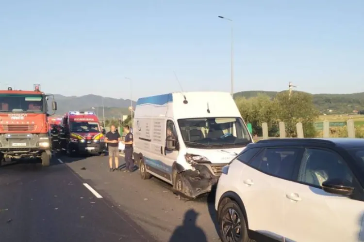 Accident grav! Patru persoane au ajuns la spital după un carambol cu patru mașini. Pompierii au intervenit de urgență 