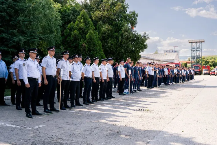 Cei mai bine pregătiți pompieri din vestul României se „luptă” la Cluj! Concursurile care simulează intervenții reale au început oficial