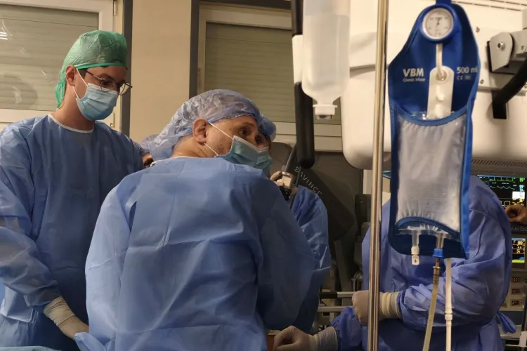 UMF Cluj a dus chirurgia robotică într-un nou spital din țară: primele operații cu robotul din istoria Spitalului Județean Miercurea Ciuc, făcute acum