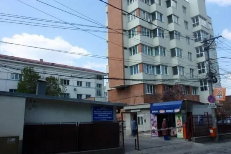 Cine este chirurgul clujean arestat pentru luare de mită. Procurorii îi aduc acuzații extrem de grave: Ar fi cerut bani de la pacienți pentru operații