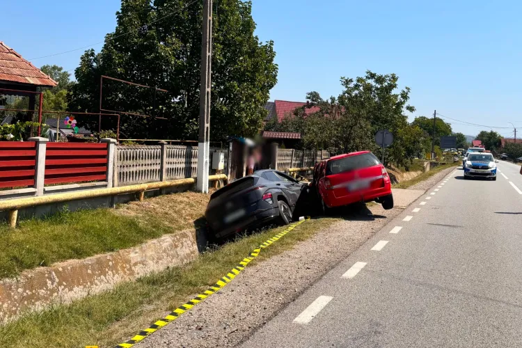 Accident în Cluj! Două mașini au ajuns în șanț după o depășire neregulamentară. Trei persoane au fost rănite