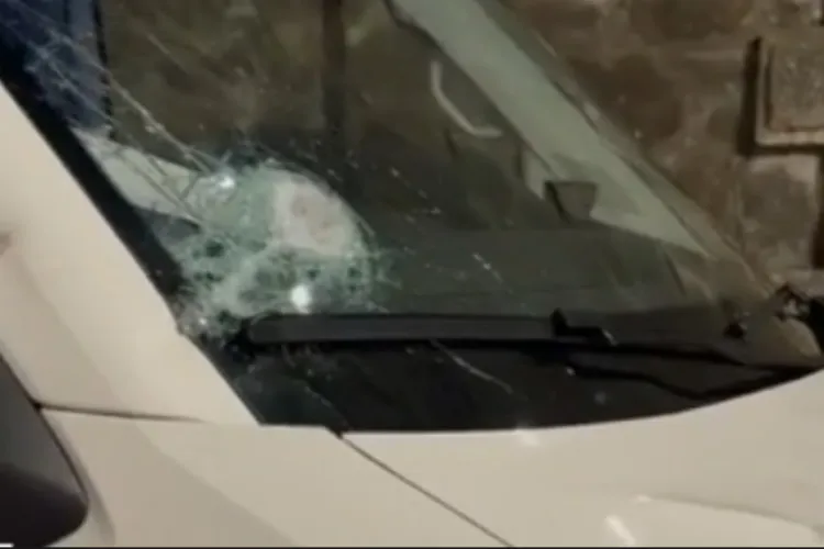VIDEO. Trei tineri care au atacat aseară echipajul unei ambulanțe din Cluj au fost reținuți. Au distrus mașina și au rănit șoferul. Omul a fost operat