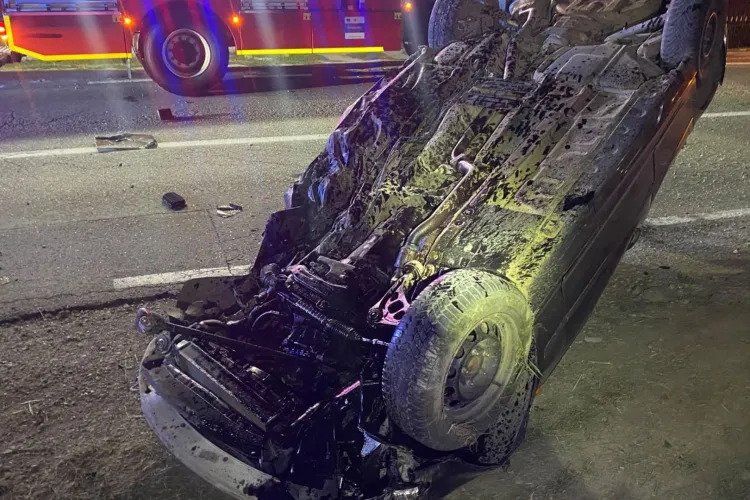 Accident grav în Cluj, în toiul nopții! O mașină s-a răsturnat pe plafon, iar un tânăr de aproximativ 20 de ani a fost găsit inconștient