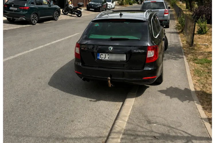 Un trotuar din Cluj-Napoca, ocupat de mașini! Replica savuroasă a unui clujean: „Altfel intră shaorma”