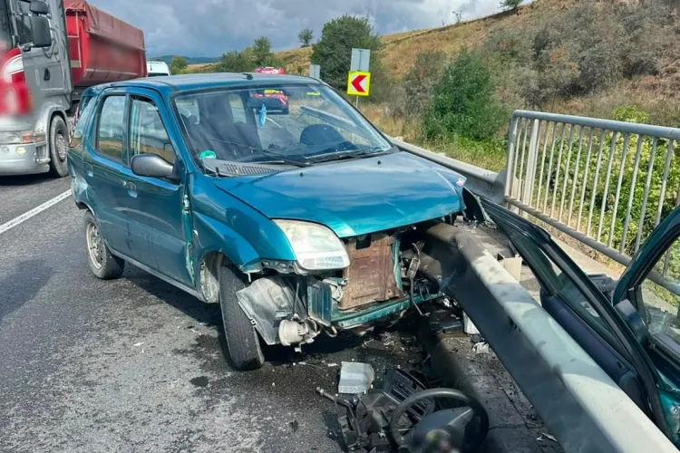 Momente de coșmar pe un drum din Cluj! Un bărbat de 71 de ani a zburat cu mașina direct în parapet, în curbă. A fost preluat imediat de medici